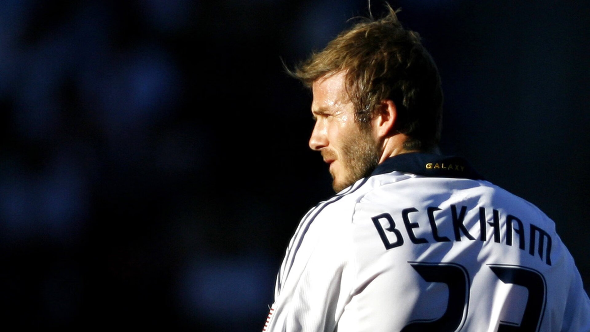 9岁滑板选手马泽尔在亚运村收集纪念徽章,称赞冰激凌美味。